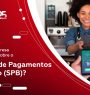 Banner sobre Sistema de Pagamentos Brasileiro com atendente realizando pagamento por maquininha em ambiente comercial.